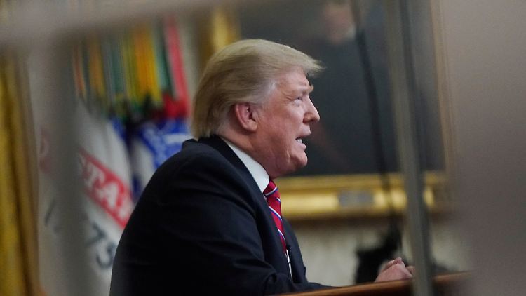 Erstmals wendet sich Trump direkt aus dem Oval Office an die Nation.