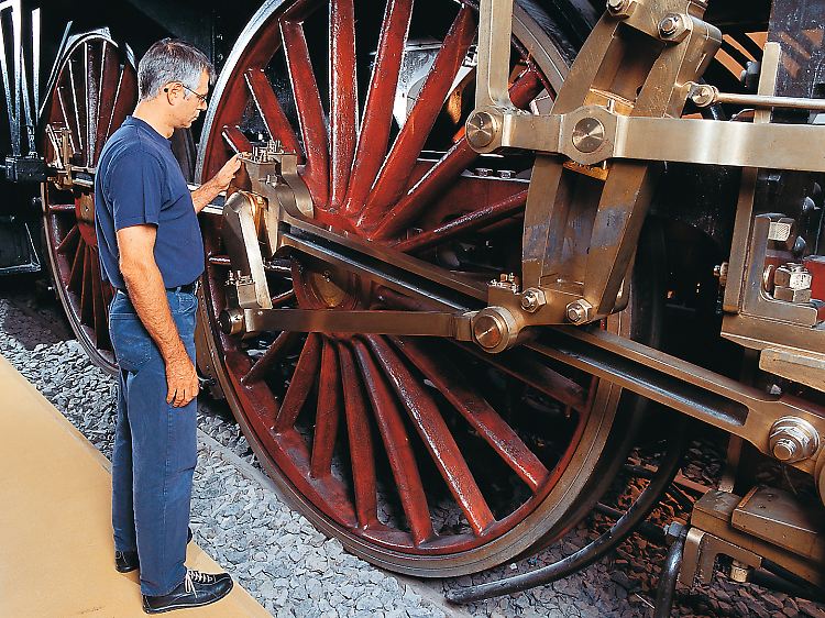 Ganz schön groß: Auf solchen Rädern sind Dampflokomotiven jahrzehntelang durch Deutschland gefahren. Die Lok-Oldtimer sind im Bahn-Museum in Nürnberg zu sehen.
