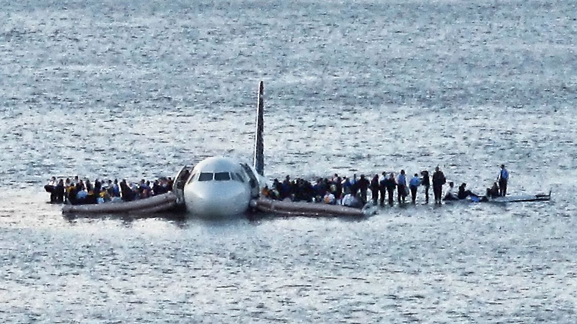 Das Flugzeug kommt gerade mal 1,6 Kilometer vom Times Square entfernt auf dem Wasser zum Stillstand.