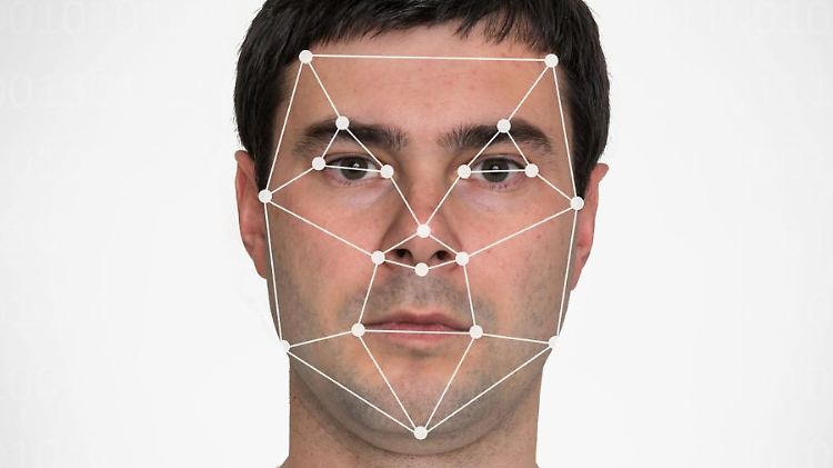 Die biometrische Gesichtserkennung bei Smartphones ist nicht immer sicher. 