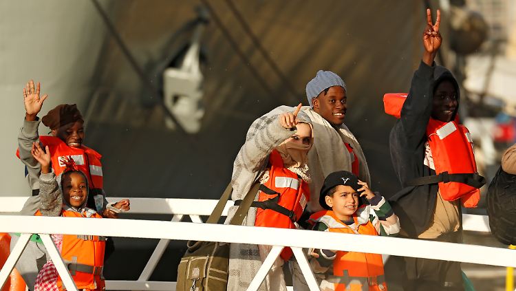 Seit Ende Dezember warteten die Flüchtlinge auf den beiden Schiffen.