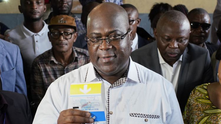 Félix Tshisekedi (M.) hat überraschend die Präsidentschaftswahlen im Kongo für sich entschieden.