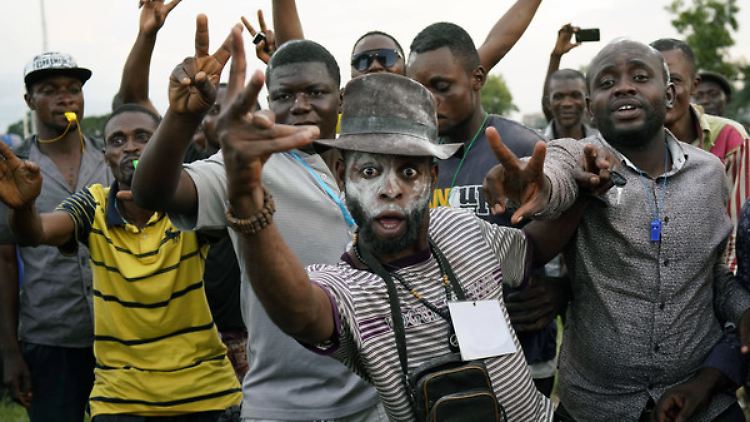 Jubelnde Anhänger von Tshisekedi in den Straßen der Hauptstadt Kinshasa.