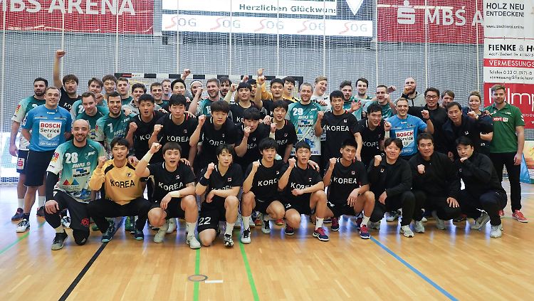 Das koreanische Team zeigt sich geschlossen, hier nach dem Test in Oranienburg.