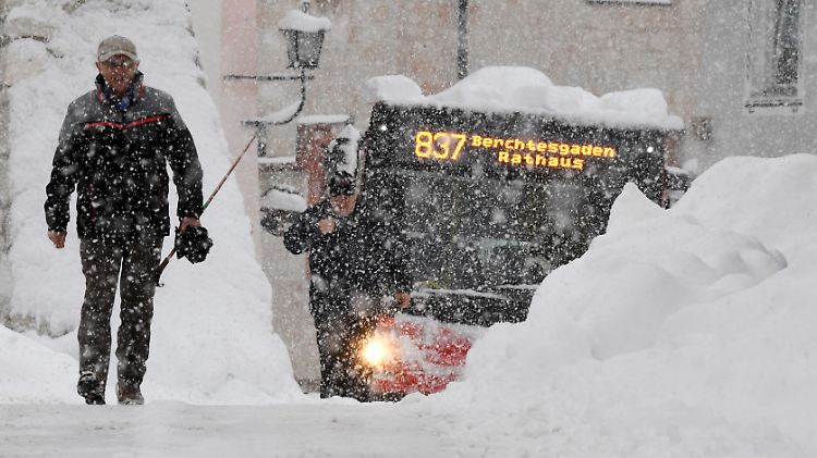 Etliche Straßen im Landkreis Berchtesgadener Land sind durch Schneemassen gesperrt.