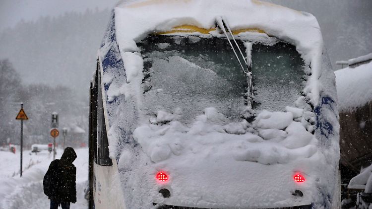  Mit Eis und Schnee überzogen: Triebwagen der Regionalbahn Augsburg-Schongau.