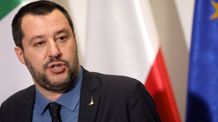 Salvini am Mittwoch bei einer Pressekonferenz in Warschau. Er verließ die polnische Hauptstadt, nachdem bekannt wurde, dass Ministerpräsident Conte sich über ihn hinweggesetzt hatte.