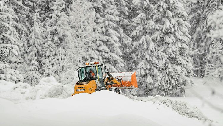 Selbst für Räumfahrzeuge ist ein Durchkommen durch die Schneemassen schwer.