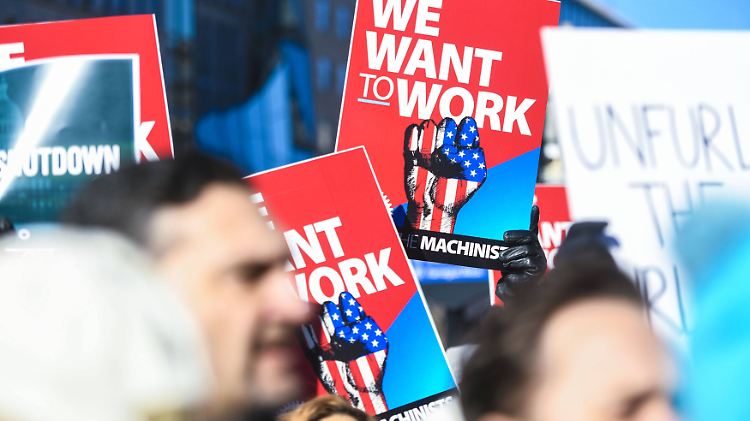 Staatsbedienstete demonstrieren in Washington für ein Ende der Haushaltssperre.