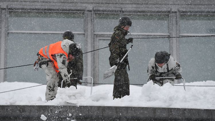 Tonnenschwere Lasten auf den Dächern: Gebirgsjäger unterstützen lokale Hilfskräfte im Kampf gegen den Schnee.