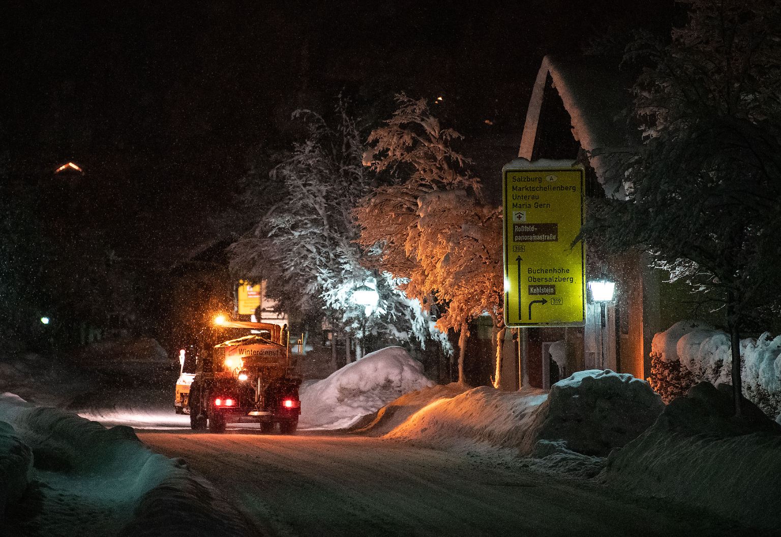 So etwas haben die Berchtesgadener selten erlebt. Die Schneemassen machen ein normales Leben in dem bayerischen Ort unmöglich.