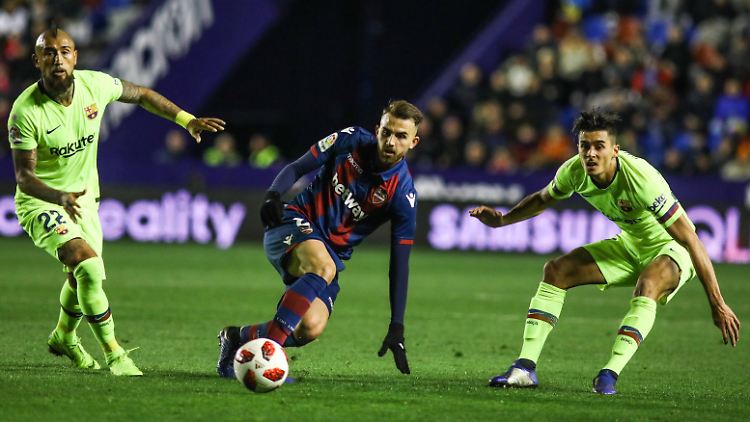 Arturo Vidal (l.) und Chumi (r.) vom FC Barcelona mussten sich im Achtelfinal-Hinspiel des spanischen Pokals UD Levante um Borja Mayoral (m.) geschlagen geben.