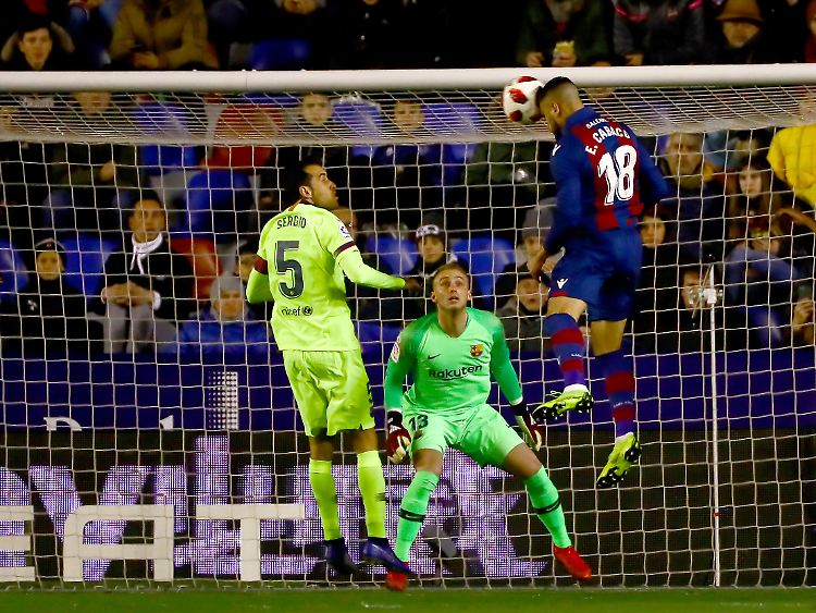 Erick Cabaco erzielte bereits nach 4 Minuten das erste Tor für UD Levante, Ter-Stegen-Ersatz Cillessen staunt.