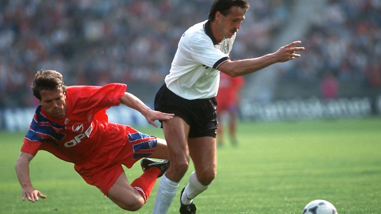 Früher war's: Lothar Matthäus vom FC Bayern haut's um, Uwe Neuhaus von der SG Wattenscheid wetzt im September 1992 davon.