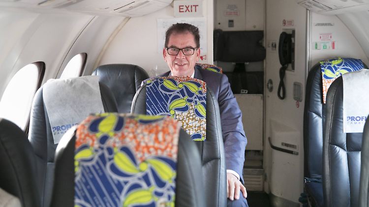 Bereits auf seiner Reise nach Sambia musste Müller auf einen Linienflug ausweichen. 
