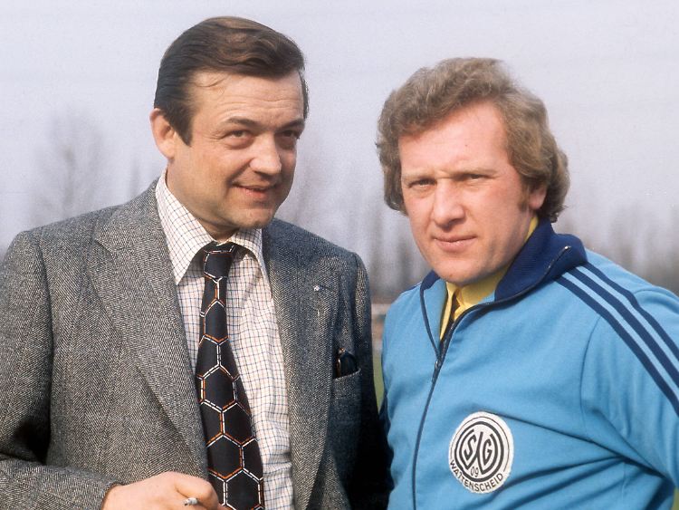 Präsident Klaus Steilmann (l., hier 1974 mit Trainer Karl-Heinz "Kalli" Feldkamp) führte die SG Wattenscheid bis in die Bundesliga.
