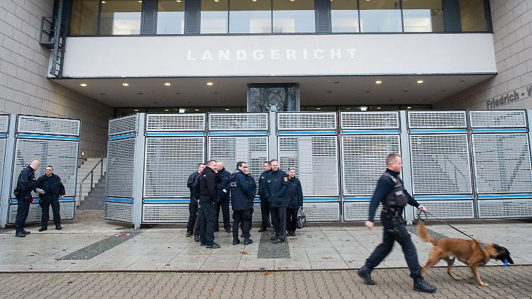 Das Landgericht Magdeburg wurde mit Spürhunden abgesucht, gefunden wurde aber nichts.