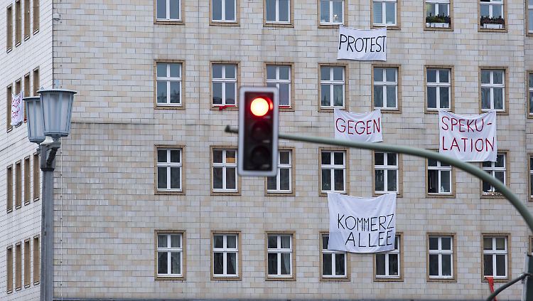 In Berlin regt sich Widerstand gegen den Verkauf von Wohnungen - hier in der Karl-Marx-Allee.