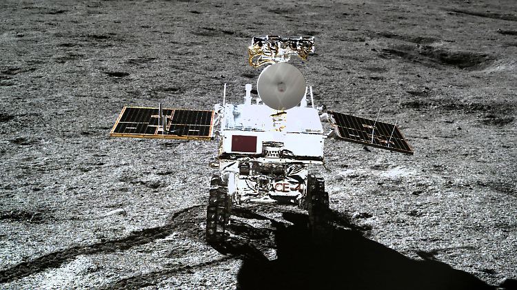 Das Bild zeigt die Mondsonde "Chang'e 4", fotografiert vom Mondgefährt "Yutu-2".