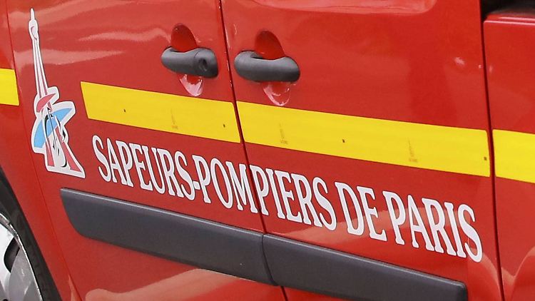 Auch zwei Feuerwehrleute werden bei dem Brand verletzt.