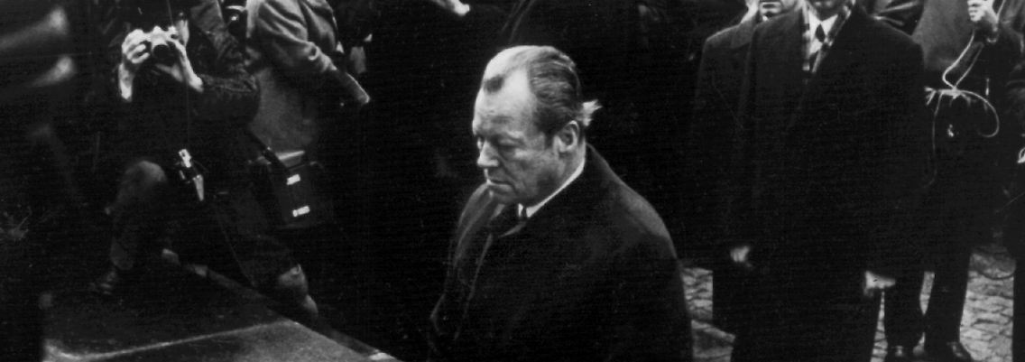 Brandt kniet am 7. Dezember 1970 vor dem Mahnmal im einstigen jüdischen Ghetto in Warschau, das den Helden des Ghetto-Aufstandes vom April 1943 gewidmet ist.
