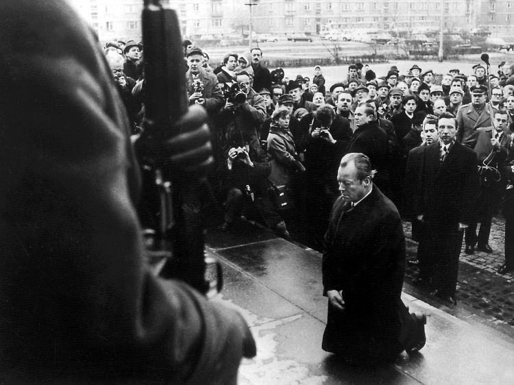 Brandt kniet am 7. Dezember 1970 vor dem Mahnmal im einstigen jüdischen Ghetto in Warschau, das den Helden des Ghetto-Aufstandes vom April 1943 gewidmet ist.