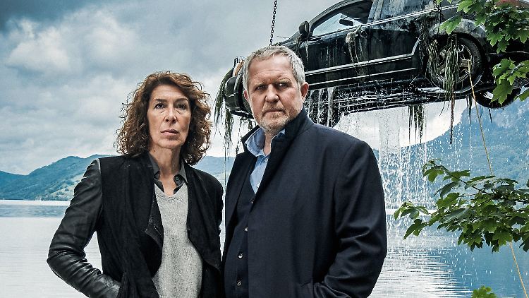 Fellner (Adele Neuhauser) und Eisner (Harald Krassnitzer) vor dem Auto der ermordeten Journalistin