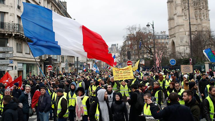 Mehrere Tausend Demonstranten marschieren durch Paris. 