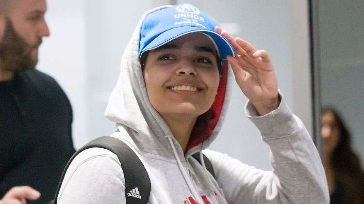 Kann bei ihrer Ankunft in Toronto wieder lachen: Rahaf Mohammed al-Kunun.