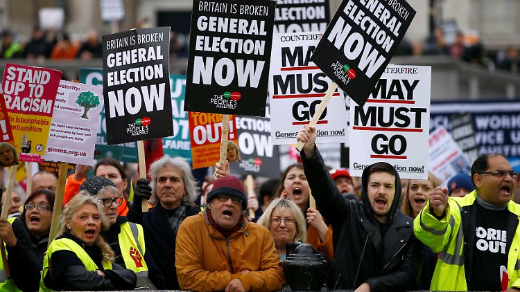 Britische "Gelbwesten" demonstrieren gegen den Sparkurs ihrer Regierung und das Brexit-Gezerre.