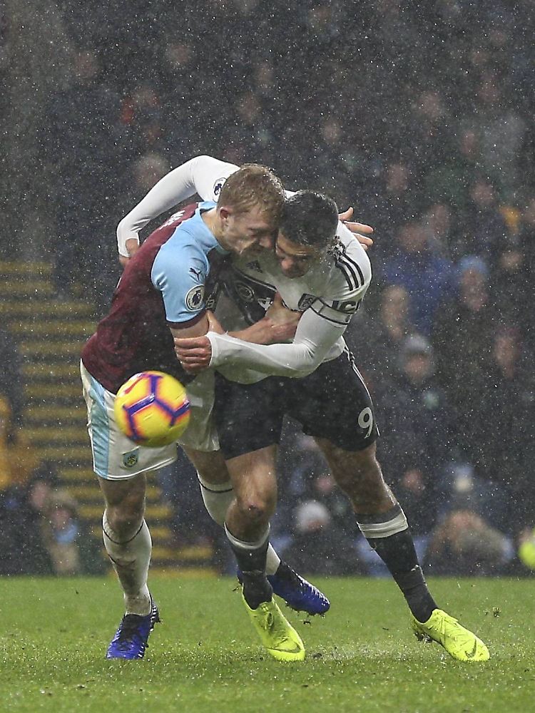 Das Premier-League-Duell zwischen FC Burnley und dem FC Fulham sah phasenweise nach Regen-Rugby aus - und wurde durch zwei Eigentore entschieden.