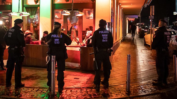 Etwa 1300 Polizisten waren am Samstagabend zeitgleich unter anderem in Dortmund, Essen, Duisburg, Recklinghausen, Bochum und Gelsenkirchen im Einsatz.