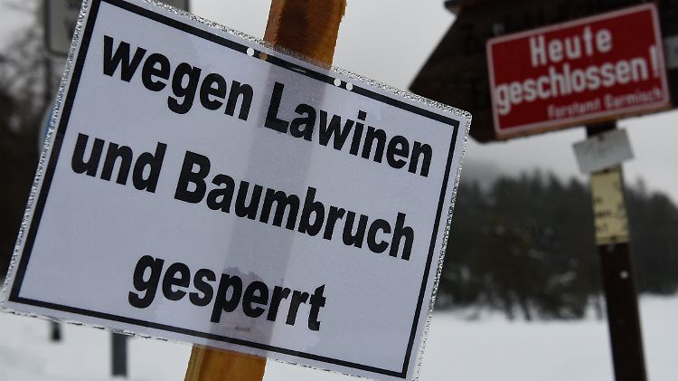 Es bläst ein stürmischer Wind, der in den Gipfellagen Böen um die 100 km/h erreicht.