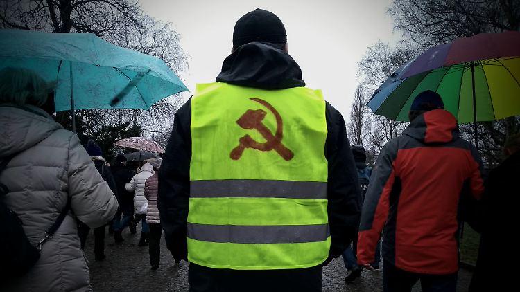 Dass Hammer und Sichel für diktatorische Regime standen, davon wollen viele Demonstranten nichts wissen.