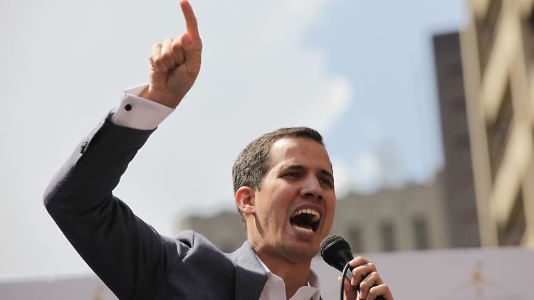 Guaidó kündigte an, die Präsidentschaft vorübergehend zu übernehmen und Neuwahlen anzuberaumen.