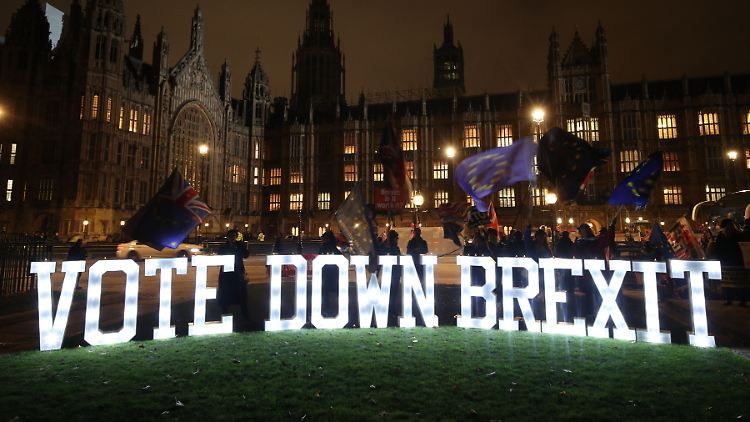 Anderthalb Jahre hat Großbritannien über den EU-Austritt verhandelt. Nun heißt es: hopp oder top.