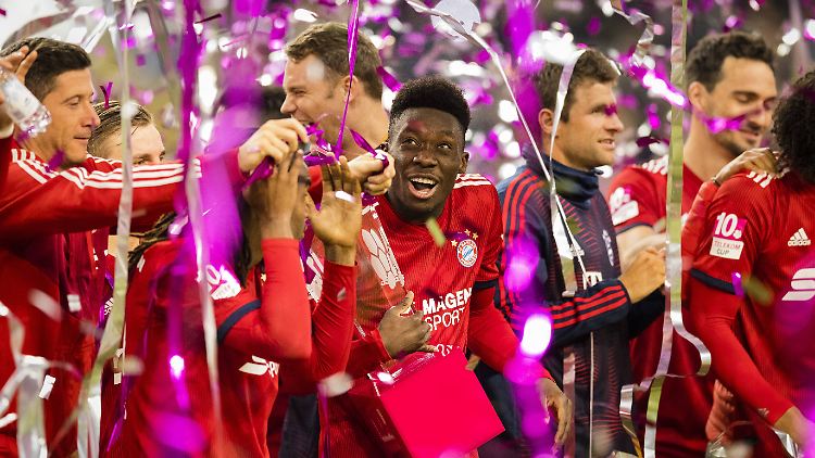 Erstes Spiel, erster Pokal: Alphonso Davies im Trikot des FC Bayern.