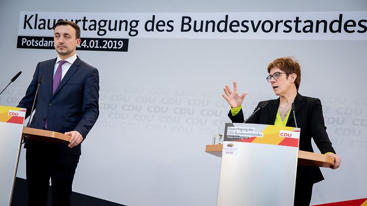 Für Paul Ziemiak interessierten sich bei der Pressekonferenz nicht so viele Journalisten, doch Parteichefin Annegret Kramp-Karrenbauer bemühte sich, ihn einzubinden.