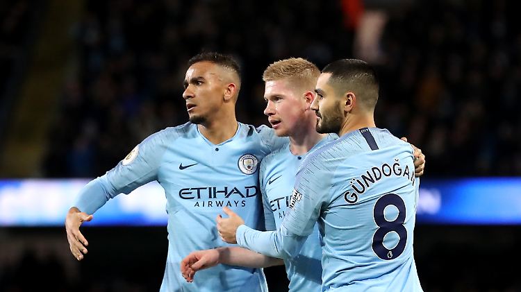 City-Spieler feiern Arbeitssieg gegen Wolverhampton.