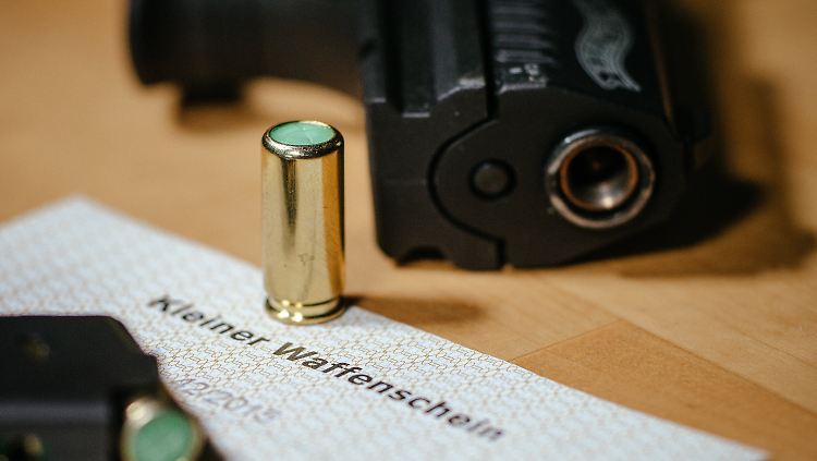 Eine Schreckschuss-Pistole "Walther P22", ein Magazin und eine Platzpatrone.