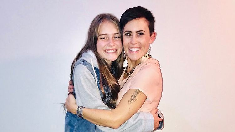 Kalyn und ihre leibliche Mutter Gina sind froh, sich durch einen Zufall begegnet zu sein.