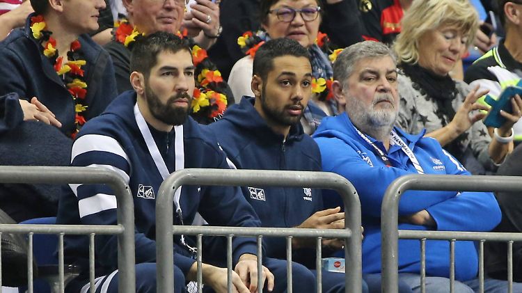 Auch auf der Tribüne sind alle Augen auf Karabatic gerichtet. Nachwuchstalent Richardson rechts daneben verblasst.