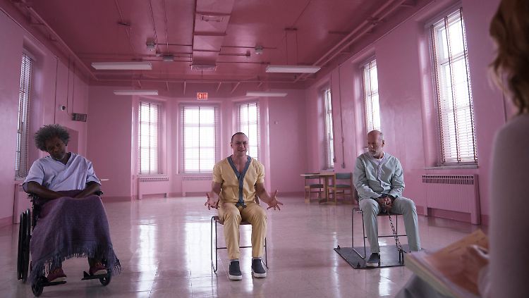 Samuel L. Jackson, James McAvoy und Bruce Willis (v.l.n.r.) stellen sich in einer Superhelden-Gruppentherapie den Fragen ihrer Psychiaterin.