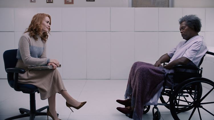 Dr. Ellie Staple nimmt sich wieder einmal Elijah Price alias Mr. Glass zur Brust.