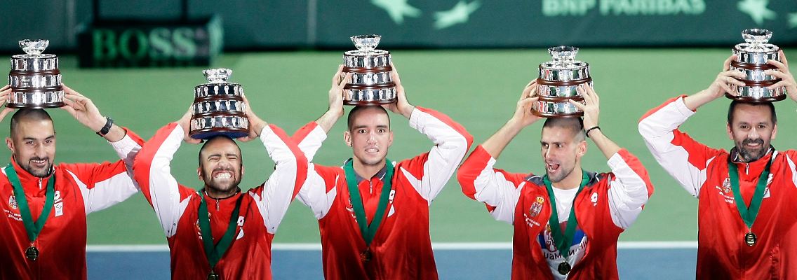 "Das sind unsere Helden": Nenad Zimonjic, Janko Tipsarevic, Viktor Troicki, Novak Djokovic und Kapitän Bogdan Obradovic.