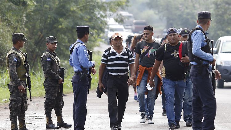 Migranten machen sich auf den Weg.