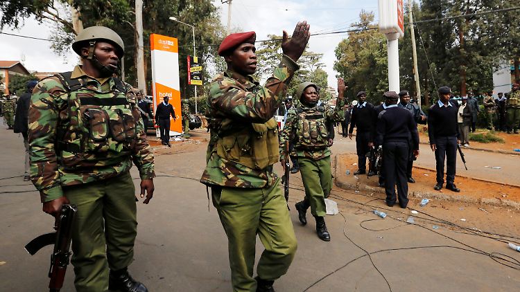 Kenianische Sicherheitskräfte sperrten den Bereich um den Hotelkomplex in Nairobi ab.