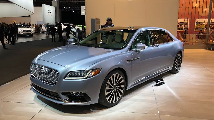 Lincoln präsentiert in Detroit ein limitiertes Jubiläums-Sondermodell des Continental mit längerem Radstand und hinten angeschlagenen Türen.