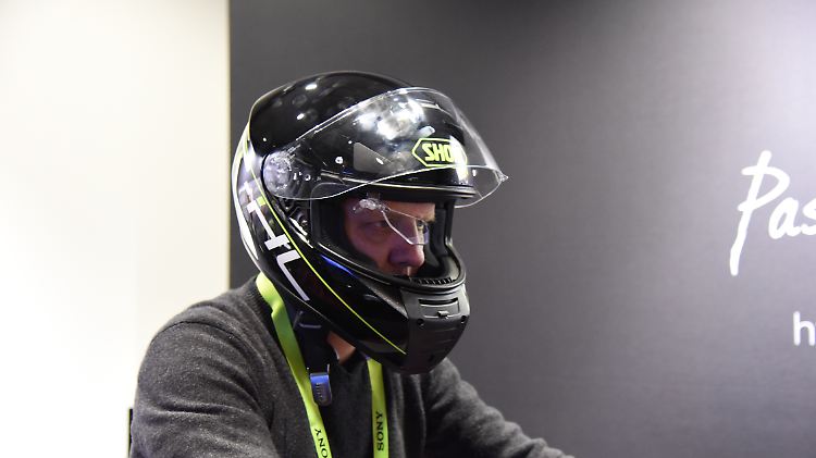 Größer als gewöhnliche Helme wirkt der gemeinsam von Shoei und NS West entwickelte Helm mit Head-up-Display.
