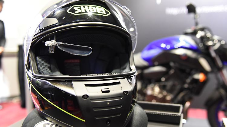 Über dem rechten Auge sitzt im Shoei eine kleine Scheibe, auf der die Fahrinfos gespiegelt werden.